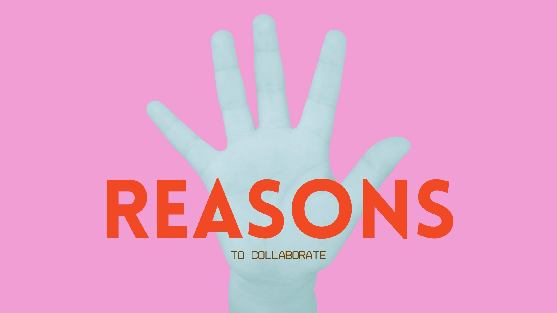 Sfondo rosa, mano che indica il numero 5 per indicare 5 motivi per collaborare