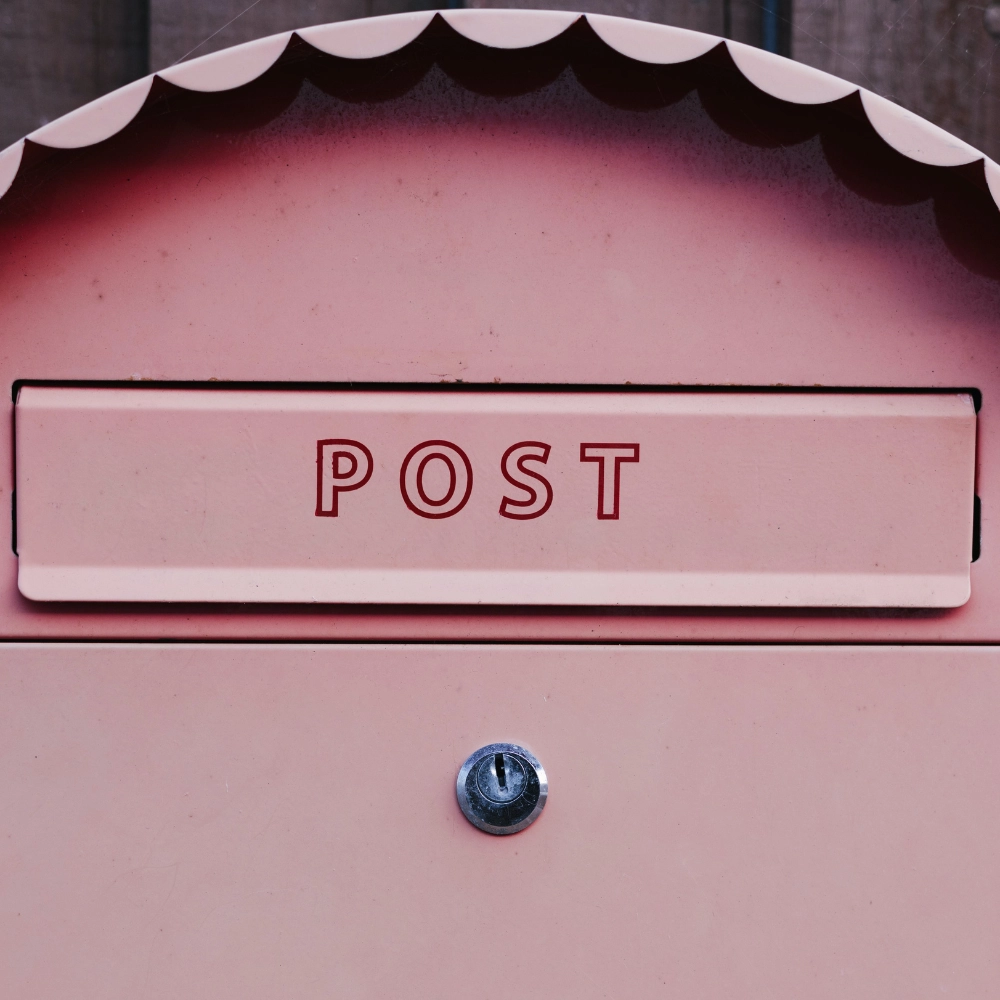 foto di una buchetta della posta