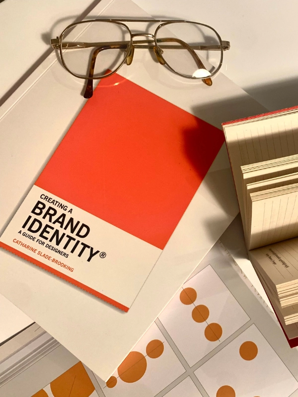 brand-identity quaderni e libri sul brand identity poggiati su una scrivania