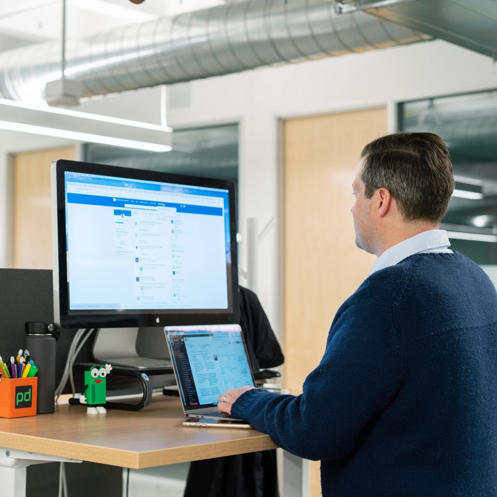 professionista di linkedin al pc