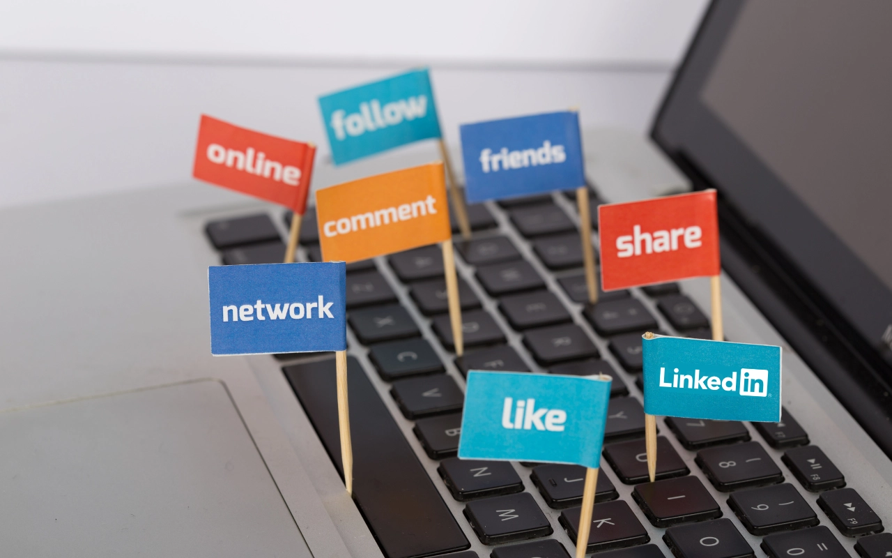 tastiera di un pc con bandierine social